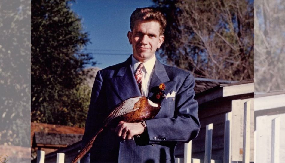 Presidente Boyd K. Packer segurando uma ave.