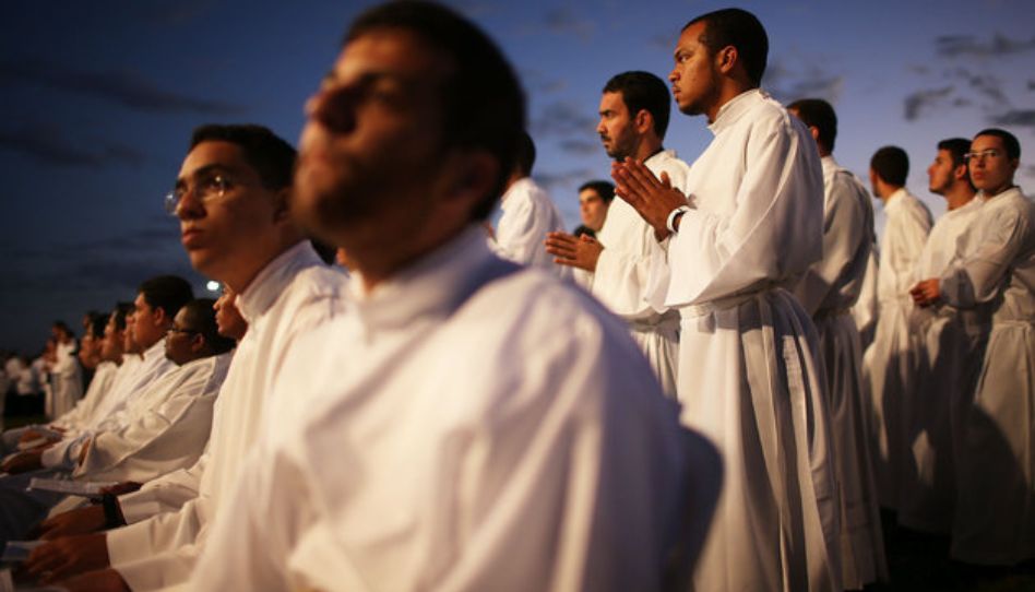 Liberdade Religiosa, padres católicos vestem túnicas
