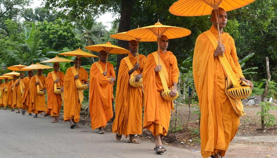Liberdade Religiosa, monges budistas vestem roupas tradicionais