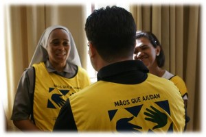 Mãos que Ajudam – crescendo servindo