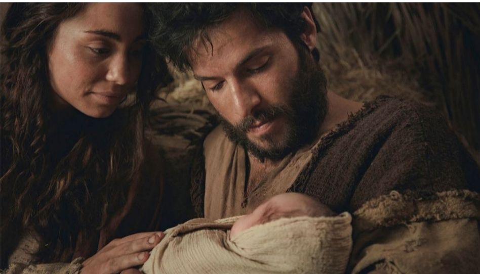 José e Maria segurando o menino Jesus. 