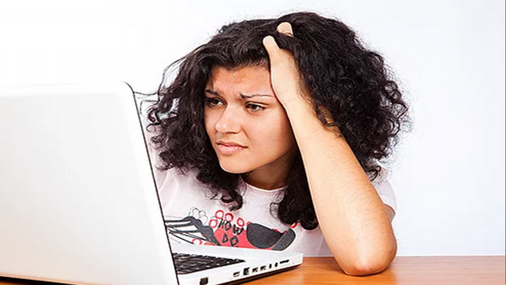 Pessoa no computador entediada