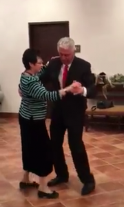 [VIDEO] Presidente Uchtdorf dança música mexicana com a esposa