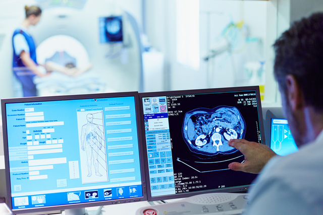 Computador em análise médica