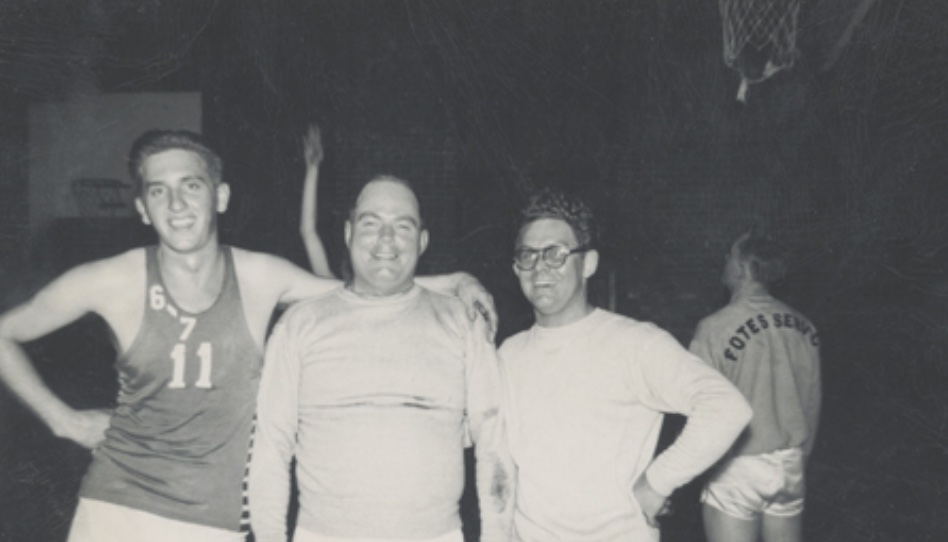 Presidente Thomas S. Monson jogando basquete.