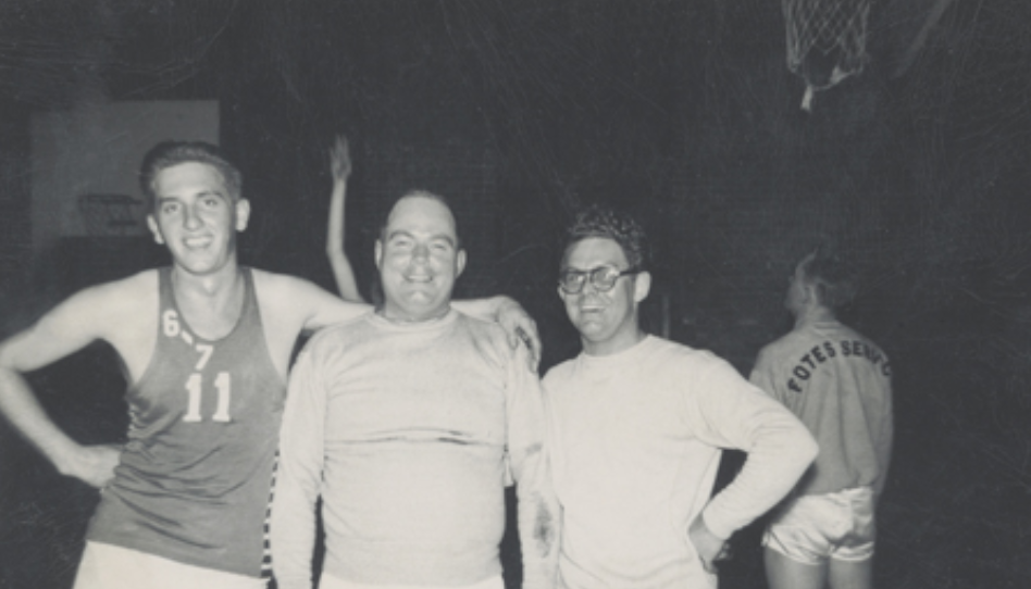 Presidente Thomas S. Monson jogando basquete.