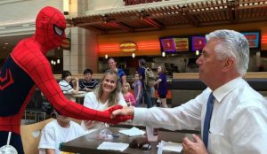 A Incrível História por trás da foto viral do Homem Aranha com o Presidente Uchtdorf