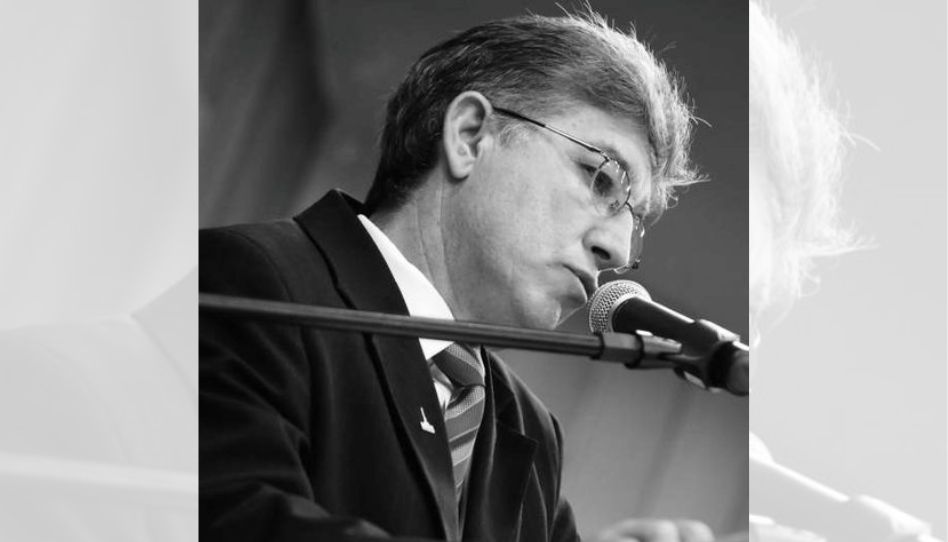 Um portador do sacerdócio dando um discurso na igreja.