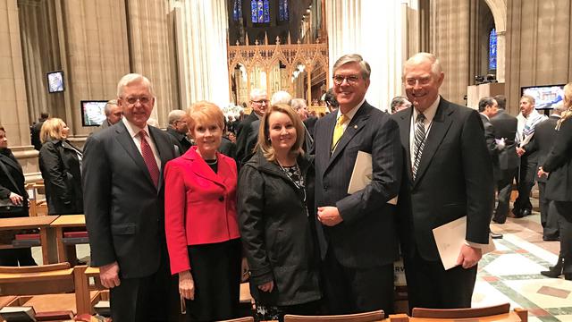 O Élder Christofferson ofereceu uma oração no Serviço Nacional de Oração. Da direita para a esquerda: Élder D. Todd Christofferson e sua esposa Katherine; Éldon Gordon H. Smith e sua esposa Sharon; e Ralph Hardy. O Élder Smith é atualmente um setenta de área e o ex-senador americano do estado de Oregon. Hardy foi um setenta de área.