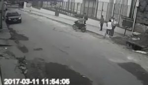 Missionário Mórmon se protege de um homem armado e luta em autodefesa