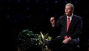 Elder Stevenson encoraja o uso de tecnologia para espalhar o “conhecimento de um Salvador”