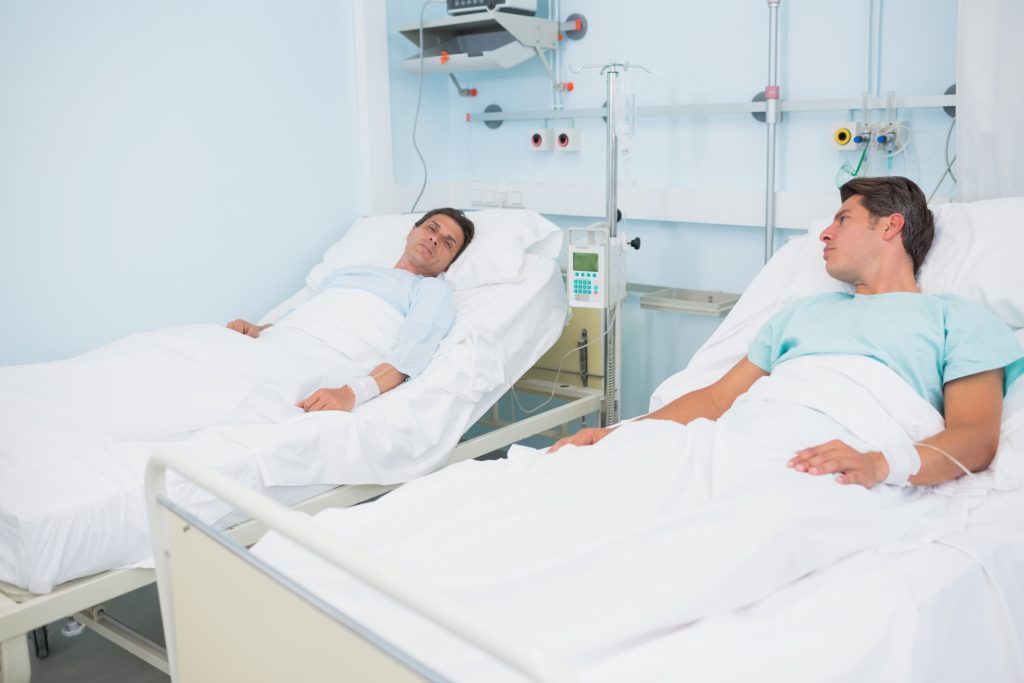 dois homens internados