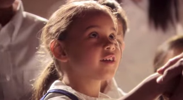 menina olhando para cima