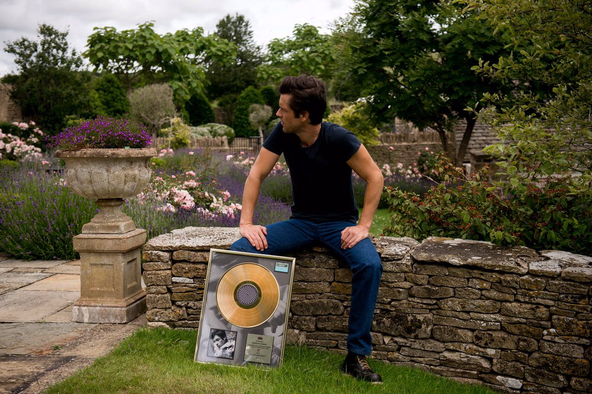 Artista Mórmon, Brandon Flowers, Ganha Disco de Ouro em Seu Álbum Solo