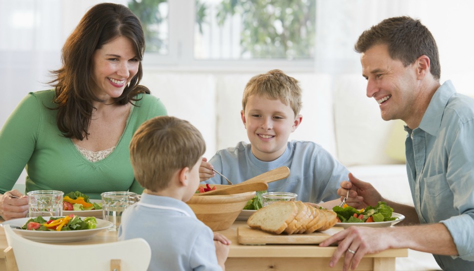 família almoçando juntos 