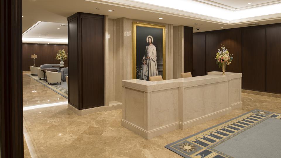 Os oficiantes ficam também na recepção do templo.