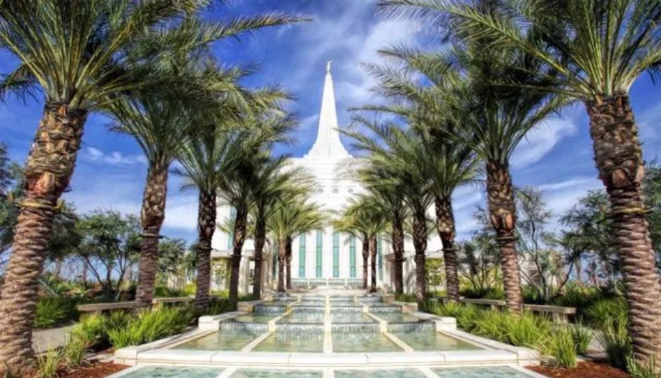 escadaria para o templo com palmeiras ao seu redor