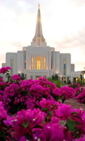 Templo visto do jardim com flores cor de rosa