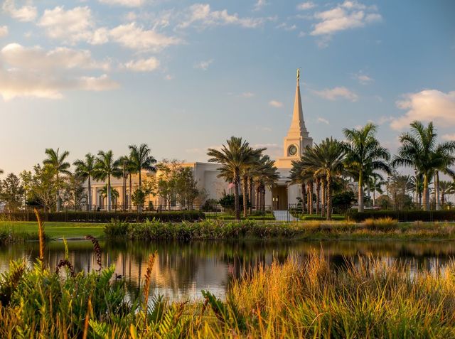 jardim do templo com um lago/rio passando ao seu meio