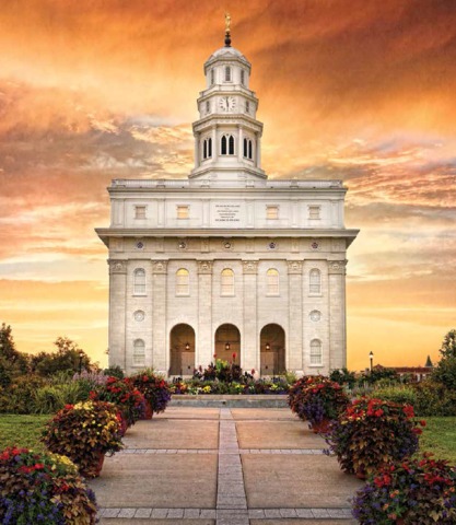 jardim com vista para a entrada do templo com o céu amarelado