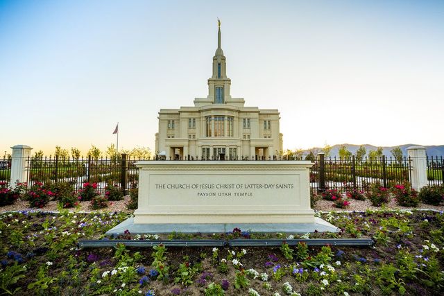 templo com céu de cor azul claro e flores em seu jardim
