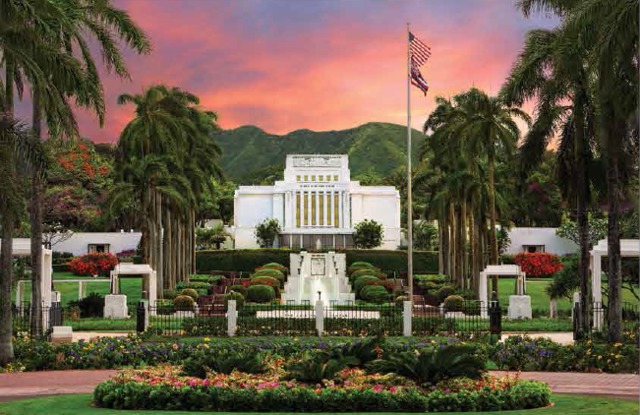 templo com muitas palmeiras e bastante verde em sua entrada sob um céu rosa e azul