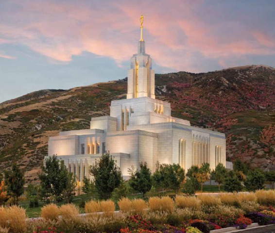 jardim no alto, com uma montanha atrás do templo, e seu exterior cheio de vegetações verdes e amarelas