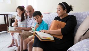 Como as noites familiares melhoram nossos relacionamentos