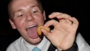 Ex-missionários compartilham fotos de refeições peculiares de suas missões