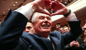 Elder Uchtdorf celebra o 30º aniversário da queda do Muro de Berlim