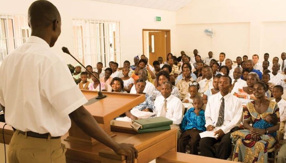 Rapaz discursando em sua ala. 