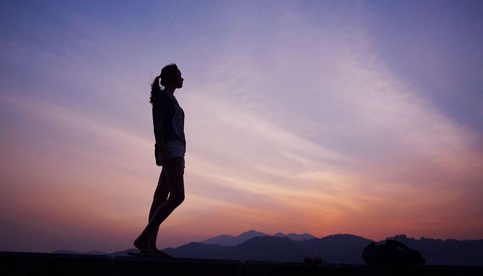 Mulher olhando o horizonte.