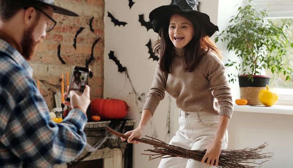 Homem tirando foto de mulher durante o Halloween