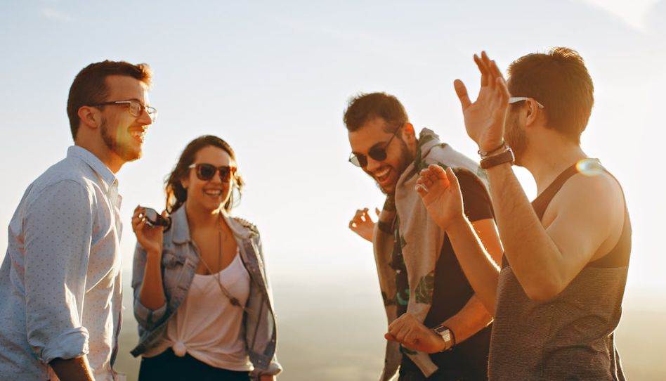 Quatro amigos sorrindo juntos.