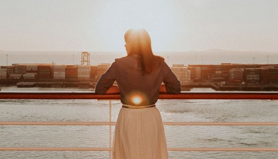 Menina olhando o mar.