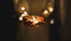 3 maneiras de compartilhar a luz de Cristo em um mundo sombrio
