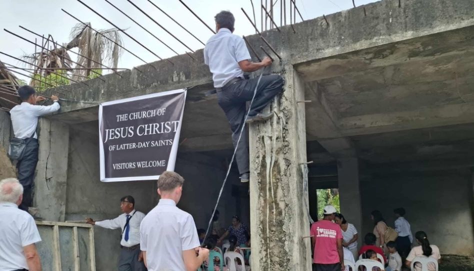 Missionários transformam uma estrutura vazia em um centro de reuniões