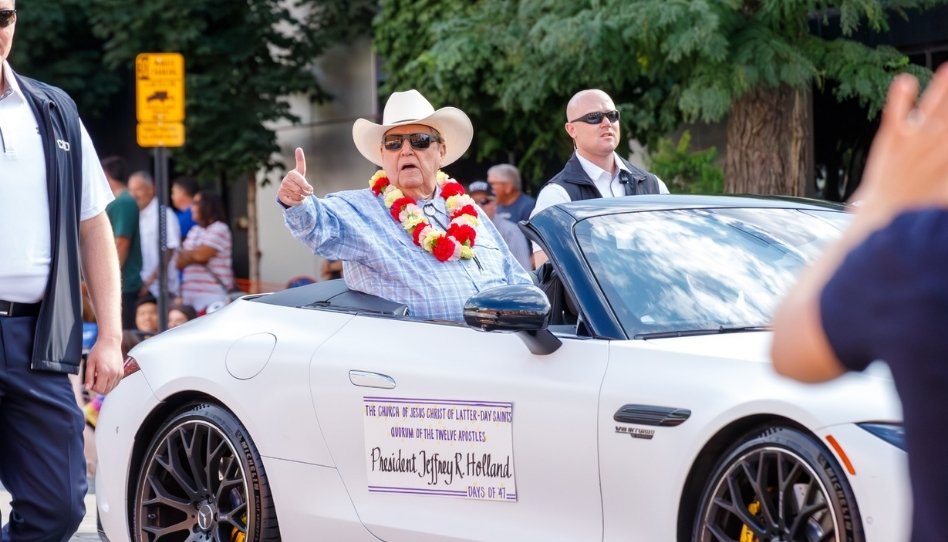 Presidente Holland lidera o desfile do Dia dos Pioneiros