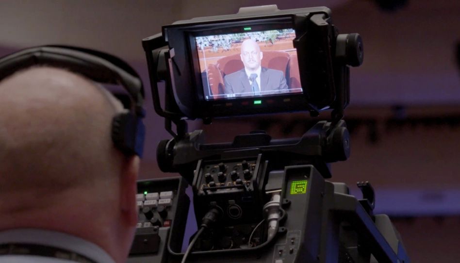 por tras dos bastidores