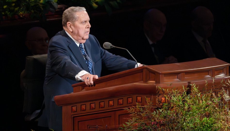 Elder Jeffrey R. Holland durante a Conferência Geral de outubro de 2025, testificando com emoção sobre Jesus Cristo.