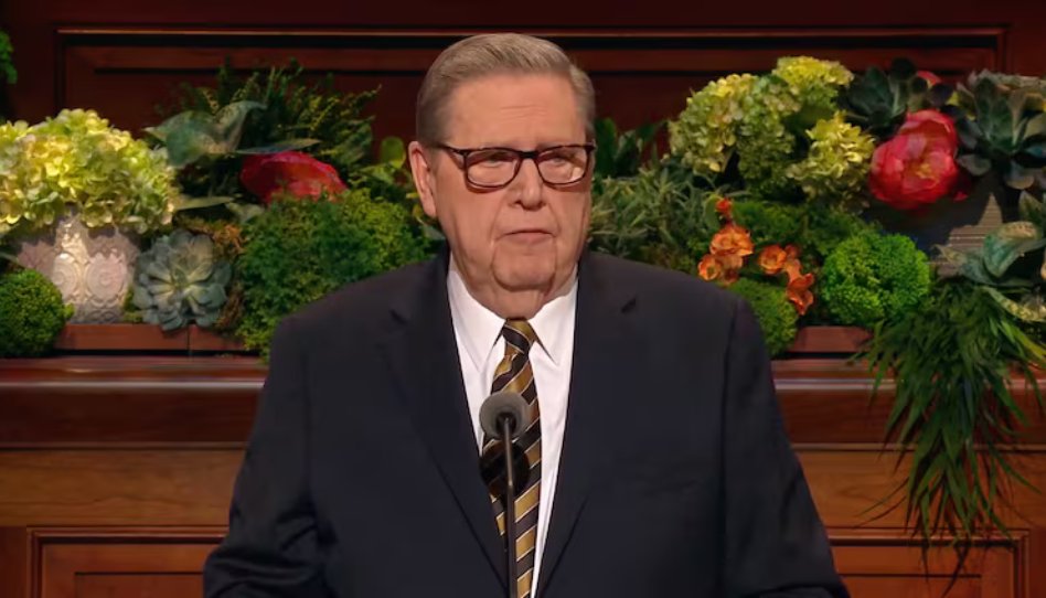 Elder Jeffrey R. Holland fala com convicção no púlpito da Conferência Geral, testificando de Jesus Cristo.