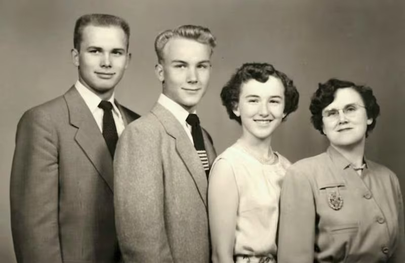 Dallin H. Oaks jovem com sua mãe Stella e seus irmãos Merrill e Evelyn, parte da biografia marcada pela perda precoce do pai.