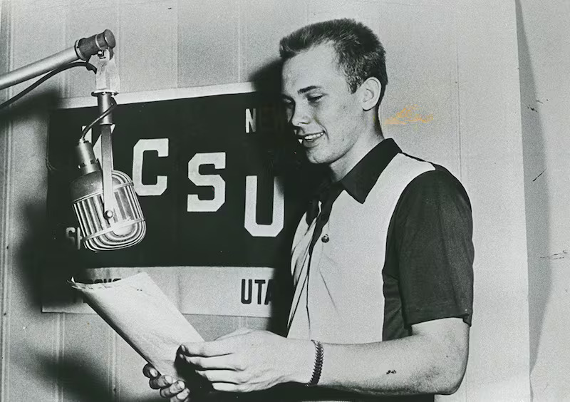 Dallin H. Oaks biografia – estudante atuando como locutor de rádio KOVO em Utah, início de sua trajetória profissional.