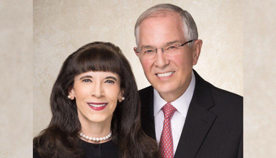 Élder e a sister Anderson na devocional mundial do Jas