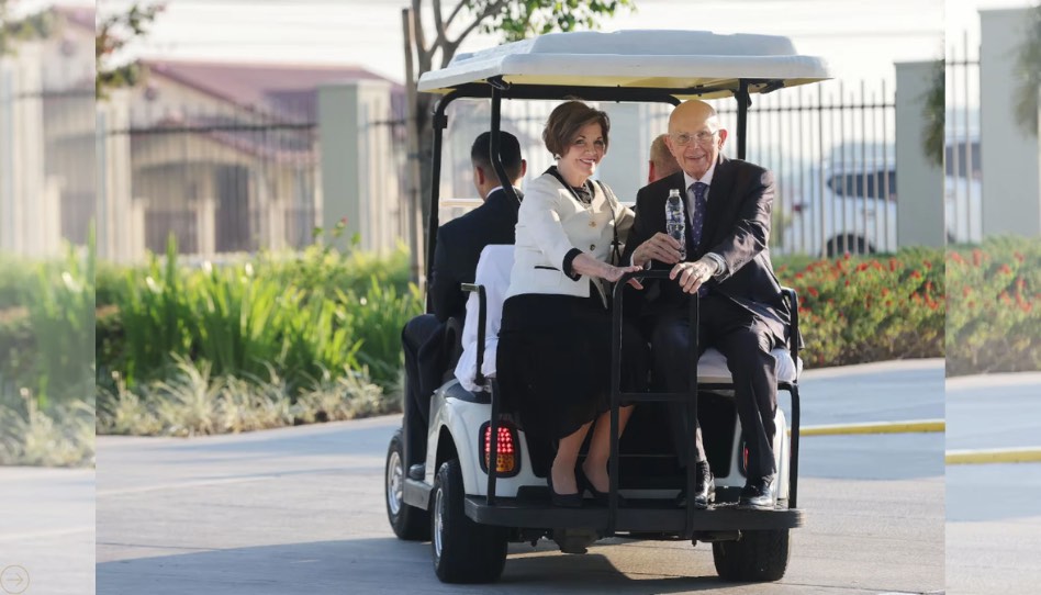 Sister Kristen M. Oaks e o presidente Oaks.