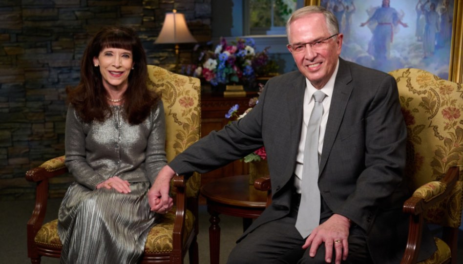 Devocional mundial para o JAS com a participação do élder e da sister Andersen.