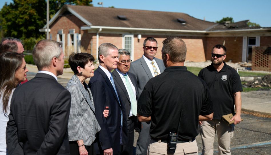 David A. Bednar e esposa visitando vítimas e membros que passaram pela tragédia em Grand Blanc, Michigan