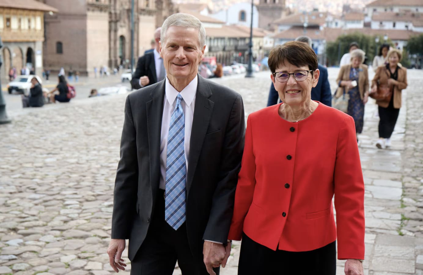 Casamento feliz é decisão: Élder David A. Bednar e Susan K. Bednar junto a muro inca em Cusco, Peru