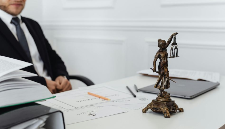 Perguntas e Respostas: Qual é a visão cristã sobre processar alguém?