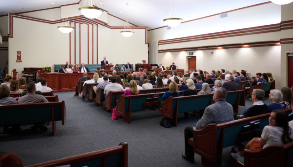 David A. Bednar fala aos fiéis em Grand Blanc, Michigan